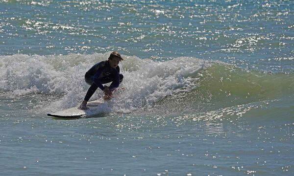 Grüne Wellen surfen im Surfcamp für Familien