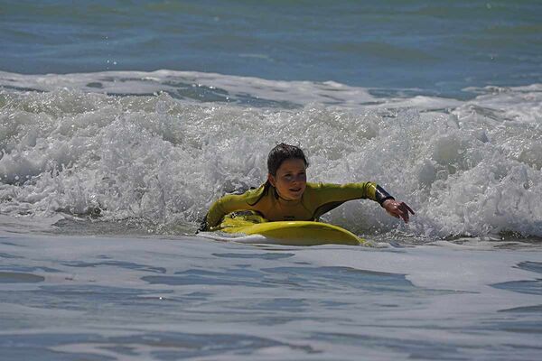 Wellenreiten im Surfcamp für Familien