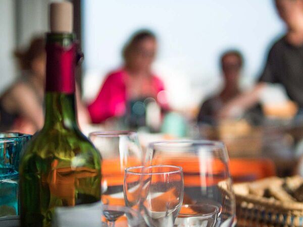 Wein auf der Terrasse des A Frame Surfcamp El Palmar
