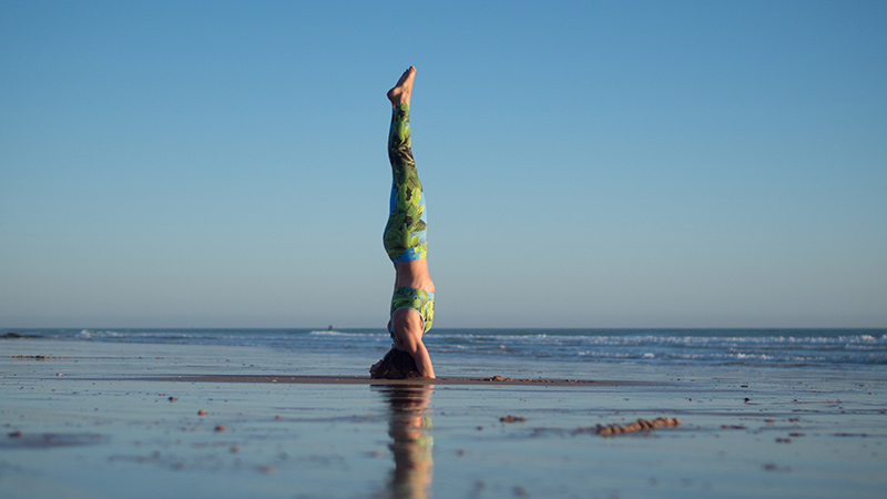 Jivamukti Yoga in Spanien am Strand