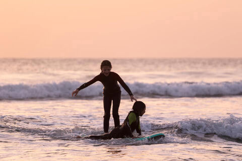 Surfkurs für Kinder und Familien in der A-Frame Surfschule in El Palmar